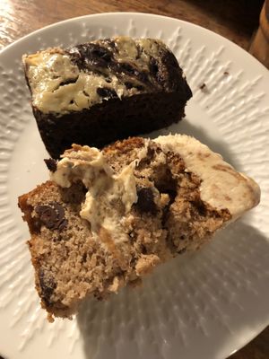 Yum( banana bread and „cheesecake“ brownie at Betty's Bakery in Cologne