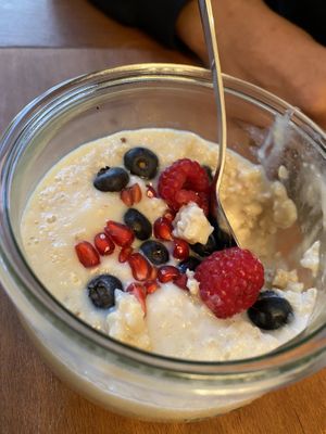 Creamy Vegan porridge with fruit  at Schwung und Schwebe in Leipzig