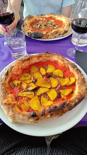Pizza marina con patate y pizza marinar con fungí y cipolla   at Ristorante Pizzeria Bellavie in Pompei