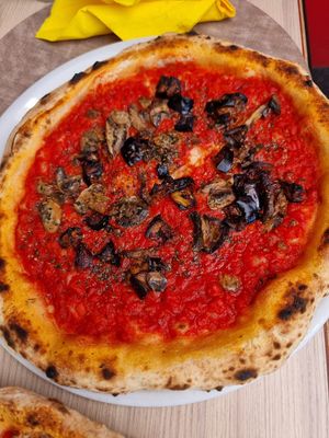 Vg pizza marinara with extra veggies at Ristorante Pizzeria Bellavie in Pompei