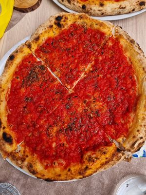 Vg pizza marinara at Ristorante Pizzeria Bellavie in Pompei