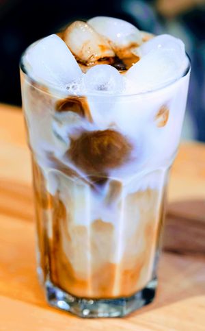 Refreshing and delicious: Iced Latte Available in coffee bean profiles such as: cocoa-chocolate, nutty, berry, tropical-fruit, floral, decaf ... and vegan at Coffee Coaching Club in Bern