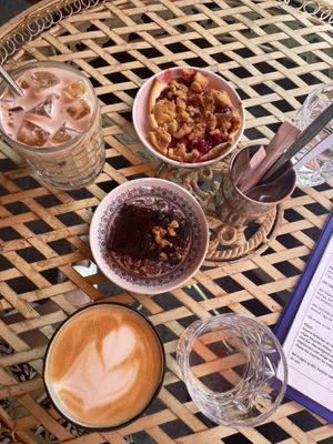 Capuccino (Iced and Normal with Oatmilk), Berry Crumble and Chocolate Brownie  at Coffee Coaching Club in Bern