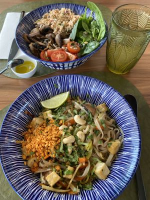 Vegan Pad Thai and Vuna Bowl  at Green Point in Aveiro