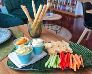 Trio of hummus (classic, pepper and pesto) at Green Point in Aveiro