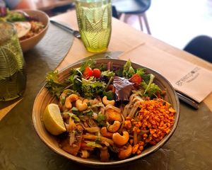 Pad thai: rice noodles, tofu, vegetables and spicy peanut. at Green Point in Aveiro