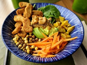 Greenpoint Bowl: Quinoa, spinach, carrot,
avocado, sweet patoto, crunchy
chickpea, caramelised onion and cashew nuts with grilled Heura. at Green Point in Aveiro
