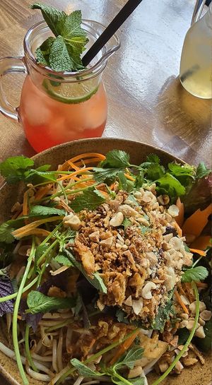 Granatapfel Eistee und Reisnudeln mit Tofu at Viet Village in Cologne