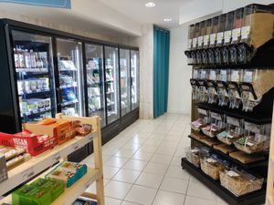 Interior (fresh products, frozen foods and bulk section) at Kultur Végane in Saint-brieuc