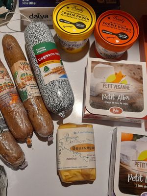 Sausages&fauxmages at Kultur Végane in Saint-brieuc