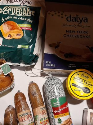 Chocolate brioche,cookie dough, NY cheesecake at Kultur Végane in Saint-brieuc