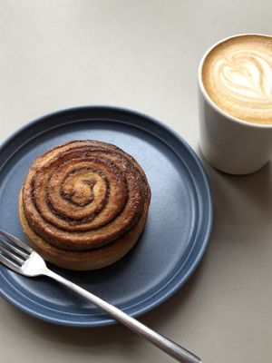 Vegane Zimtschnecke, Hafermilch Cappuccino   at Café Blá in Munich