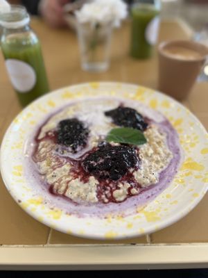 Lemon zest brekkie bowl  at Banacado in Stockholm