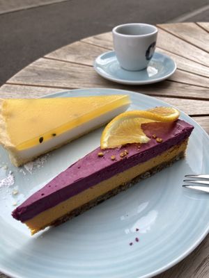 Blaubeere und Limone Kuchen. Sehr klasse   at Kaffeesurium in Furth