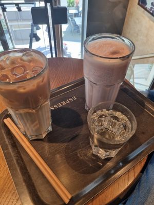Veganer Latte + veganer Strawberry Vanilla Frappé at Espresso House - Potsdamer Platz in Berlin