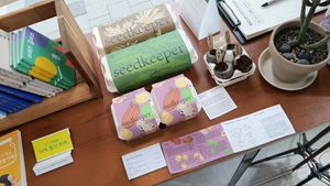 Seeds and books at Jigushop - Yeonnam District 지구샵 홈&베이커리 연남점 in Seoul
