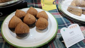 Chestnut Madelaine at Jigushop - Yeonnam District 지구샵 홈&베이커리 연남점 in Seoul