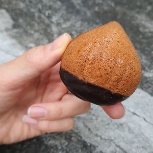 Chestnut madeleine - close-up at Jigushop - Yeonnam District 지구샵 홈&베이커리 연남점 in Seoul