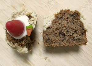 Carrot cake (Christmas edition) - close-up at Jigushop - Yeonnam District 지구샵 홈&베이커리 연남점 in Seoul