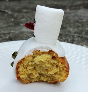 Lemon cake (Christmas edition) - close-up at Jigushop - Yeonnam District 지구샵 홈&베이커리 연남점 in Seoul