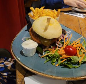 Menü mit veganem Chicken Burger und veganer Mayo at Bratar in Karlsruhe