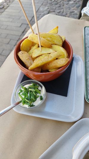 Oven baked patatoes with vegan mayo at Fangas Veg in Coimbra