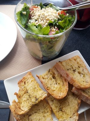 Garlic bread and salad at Fangas Veg in Coimbra