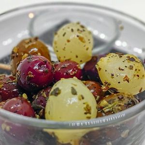 Azeitonas marinadas at Fangas Veg in Coimbra