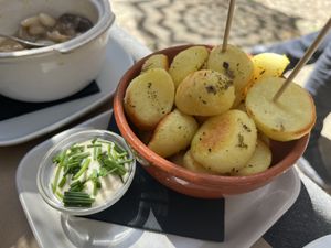 patatas con veganesa y jenjibre  at Fangas Veg in Coimbra