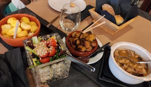 Batatas ao forno, ensalada, castanhas com cebola caramelizada, feijoada de cogumelos at Fangas Veg in Coimbra