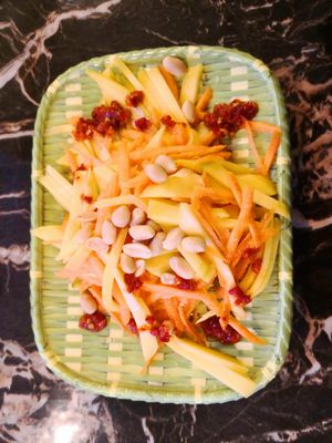 Spicy Mango Salad at Green Food in Hoechst