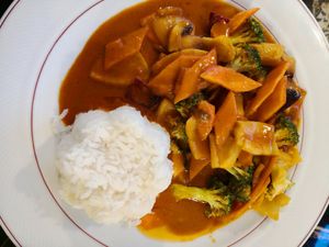 Thai Red Curry with Vegetables and Rice at Green Food in Hoechst