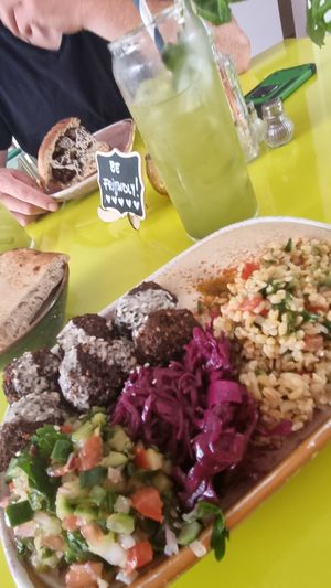 Heppy Vegan Plate und Fizzy Lemonade at Heppy Green in Frankfurt