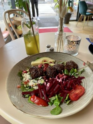 Viva las Vegans salad with lemonade  at Heppy Green in Frankfurt