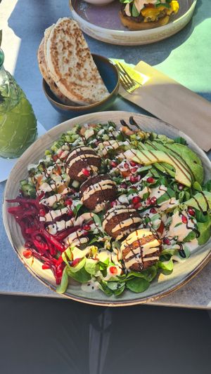 Veganer Salat mit Falafel, Avocado und Rote Beete at Heppy Green in Frankfurt