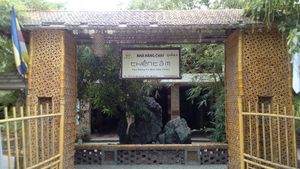 Enirejo de la restoracio at Thien Tam in Hue