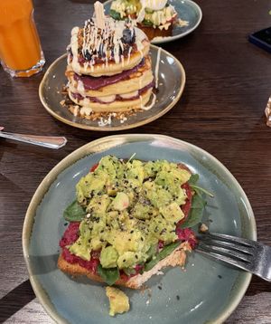 Vegane Pancakes und Avocado Toast  at Base Coffee in Bamberg