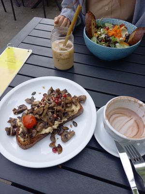 Hummusaurus and Marakkesh bowl at Kaffeesaurus in Cologne