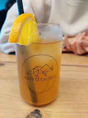 Selbst gemachter eistee at Kaffeesaurus in Cologne