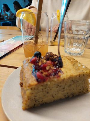 mohnkuchen vegan, super lecker at Kaffeesaurus in Cologne