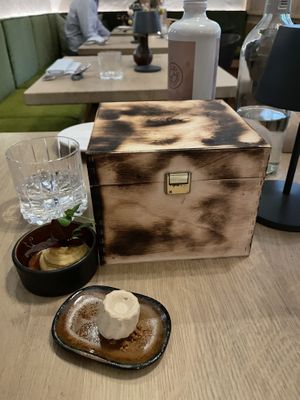 Weißbier-Mousse und Hummus zum warmen Brot  at Beetle in Munich