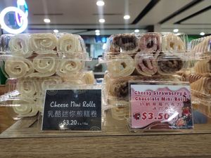 New strawberry flavour mini rolls at Joybean by Jollibean in North Singapore