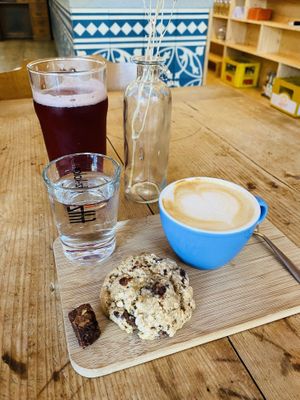 Cappuccino with oat milk and vegan cookie 🍪 & raspberry soda at Bahi in Bregenz