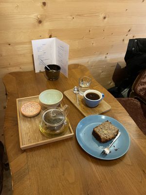 Kräutertee, Americano, Bananenbrot  at Bahi in Bregenz