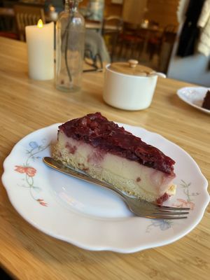veganer Käsekirschkuchen   at Bahi in Bregenz