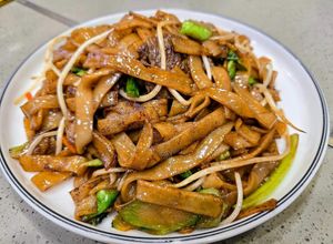 Stir Fried Rice Noodles with Veggie Beef 干炒牛河 (Photo by Siu Wing Wing) at Queenheaded 聚鍋 in New Territories