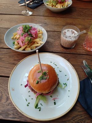 Guacamole fries, Hamburger, iced chocolate und die Hauslimonade at Gartenhaus in Gottingen