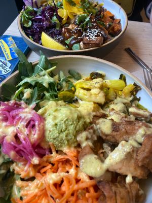 Indian summer with Planted chicken on the bottom and Mie Noodle with tofu on the top at Stadtsalat in Frankfurt