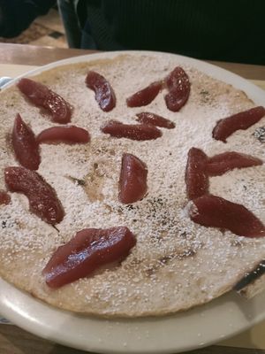 Pannenkoek met peer & poedersuiker at Pannenkoekenparadijs in Valkenburg