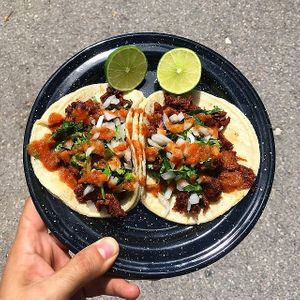 Virria tacos
Well-browned soy and wheat meat bathed in our virria sauce, accompanied by onion and coriander. at Viva la Virria in Merida